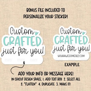 K&ouml;nnte beinhalten: Zwei Aufkleber-Designs mit dem Text "Custom Crafted just for you!" in schwarzer Schrift mit einem hellblauen Herzen. Der linke Aufkleber hat einen wei&szlig;en Hintergrund und der rechte Aufkleber hat einen wei&szlig;en Hintergrund mit der Website "YOURAWESOMEBIZ.COM" in schwarzer Schrift. Der Text "EXAMPLE" befindet sich unter dem rechten Aufkleber. Anweisungen zum Anpassen des Aufklebers befinden sich unter dem Beispiel.