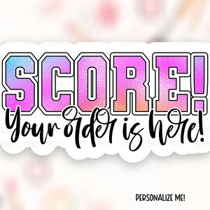 Deine Bestellung ist hier Aufkleber Download PNG, College Varsity Buchstaben Small Business Happy Mail Label, Shop Thank You Paket Aufkleber Vorlage SVG