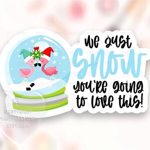 Pokochasz tę naklejkę PNG, etykieta małej firmy Snow Globe, pieczęcie na świąteczne opakowania z flamingami, pobierz Cricut Avery SVG