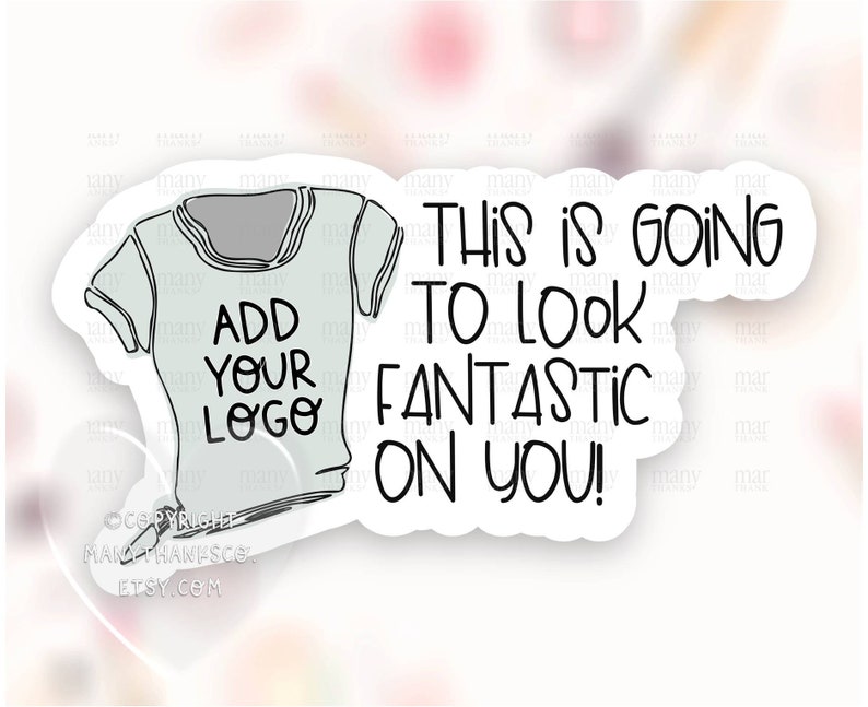 K&ouml;nnte beinhalten: Ein wei&szlig;er Aufkleber mit einer schwarzen Umrandung eines T-Shirts. Das T-Shirt tr&auml;gt den Text "Add Your Logo". Der Aufkleber tr&auml;gt auch den Text "This is going to look fantastic on you!"