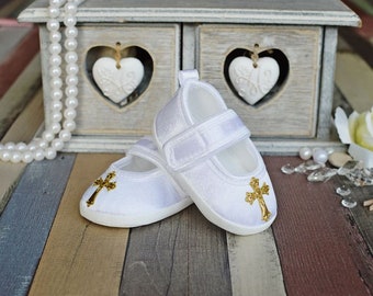 Weiße Babyschuhe, Taufschuhe, Weiße Satinschuhe mit einem goldenen Kreuz