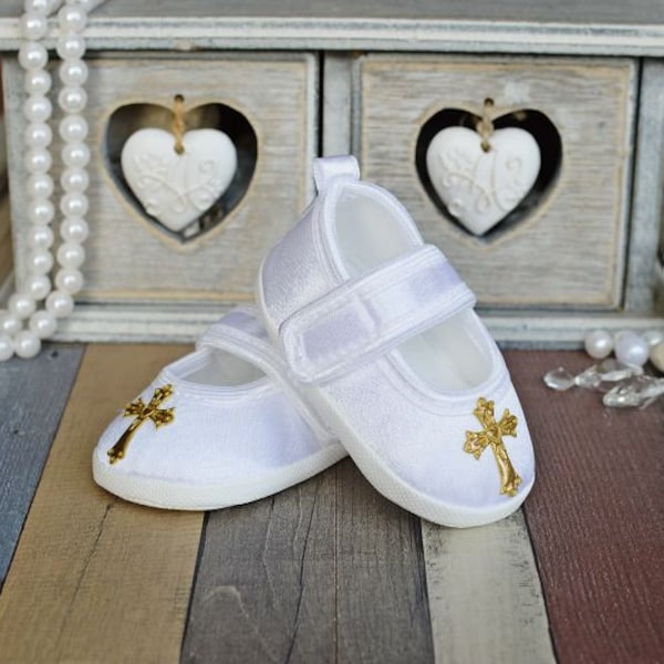 Weiße Babyschuhe, Taufschuhe, Weiße Satinschuhe mit einem goldenen Kreuz