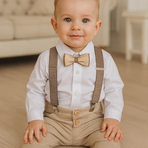 Taufe Outfit für Jungen, Baby-Jungen-Outfit mit Hosenträgern, Taufkleidung Jungen, Beiges Babyset für einen Jungen, Taufset für Jungen