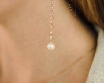 Pendientes colgantes de perlas sobre oro. Pendientes de perlas de agua dulce, blancos, redondos de 7-8 mm en cadena rellena de oro, pendientes de boda y dama de honor