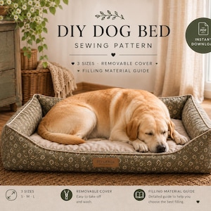 Puede incluir: Una cama rectangular para perro con estampado floral verde y cojín interior color canela, con una etiqueta de cuero marrón con el texto DIYLABOR. Un Labrador retriever amarillo duerme dentro. El texto dice DIY DOG BED SEWING PATTERN.