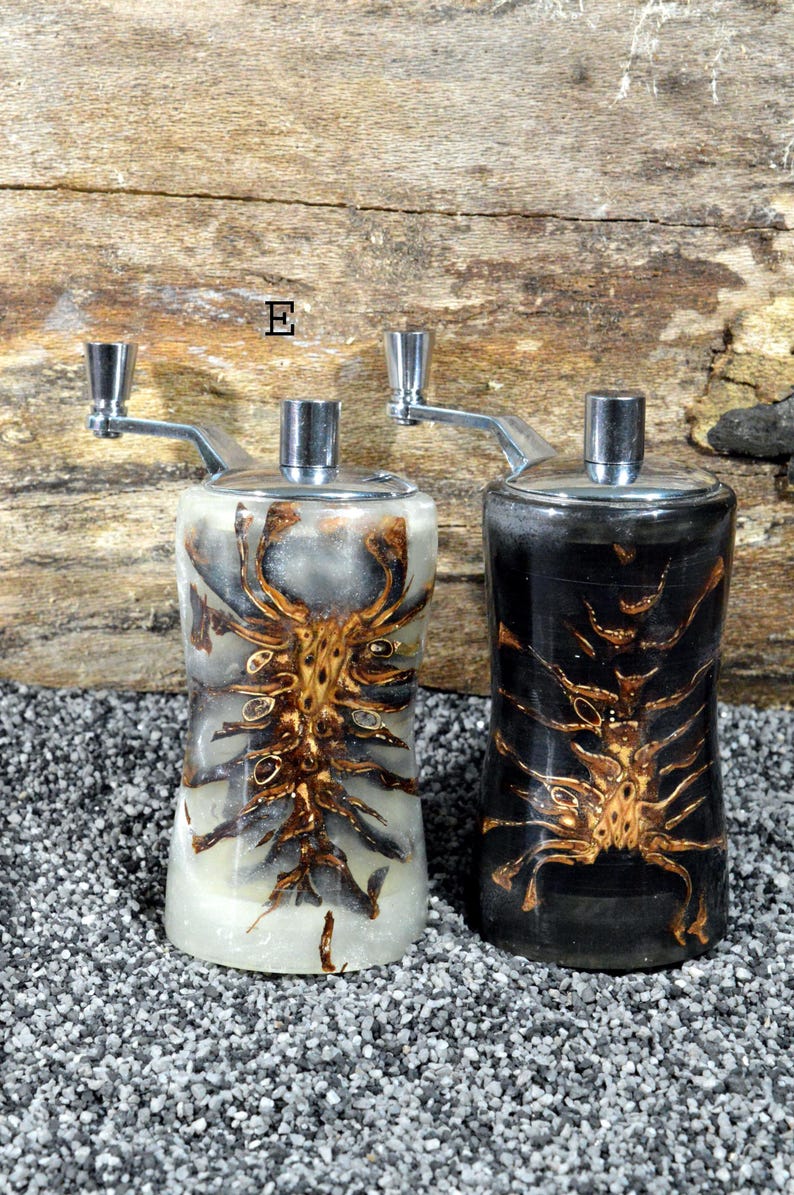 Juego de molinillo de sal y pimienta de mesa: Molinillo de hierbas de cerámica Pine Cone E