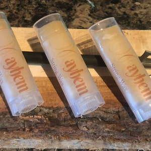 Puede incluir: Tres tubos transparentes de cera para cuerdas etiquetados con "ayhem" y "String Wax".