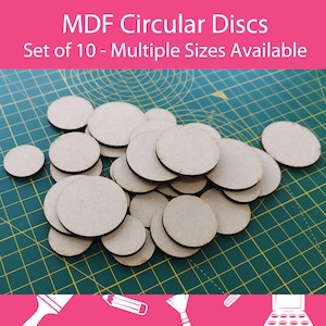 以下が含まれることがあります： 緑色のカッティングマットの上に配置された、さまざまなサイズのMDF丸型ディスクのコレクション。ディスクは明るい茶色の木材でできています。画像には「MDF Circular Discs Set of 10 - Multiple Sizes Available」というテキストが含まれています。