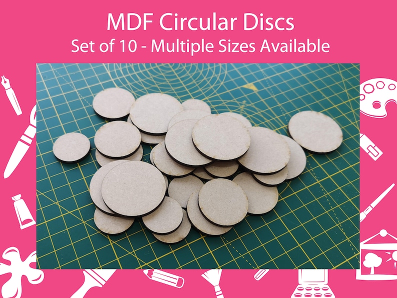 以下が含まれることがあります： 緑色のカッティングマットの上に配置された、さまざまなサイズのMDF丸型ディスクのコレクション。ディスクは明るい茶色の木材でできています。画像には「MDF Circular Discs Set of 10 - Multiple Sizes Available」というテキストが含まれています。