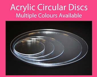 Puede incluir: Discos circulares de acrílico transparente de varios tamaños apilados sobre una superficie negra. Los discos transparentes reflejan la luz. El texto superior dice "Acrylic Circular Discs Multiple Colours Available."