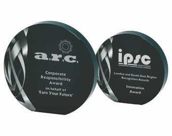 Może przedstawiać: Dwie czarne, okrągłe nagrody ze srebrnymi akcentami. Lewa nagroda głosi "a.r.c. Corporate Responsibility Award on behalf of 'Earn Your Future'". Prawa nagroda głosi "ipsc London and South East Region Recognition Awards Innovation Award".