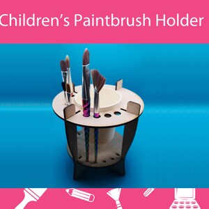 Puede incluir: Un soporte de madera para pinceles infantiles con pinceles. El soporte tiene una parte superior circular con agujeros para pinceles y una taza central. El texto "Children's Paintbrush Holder" está en la parte superior.