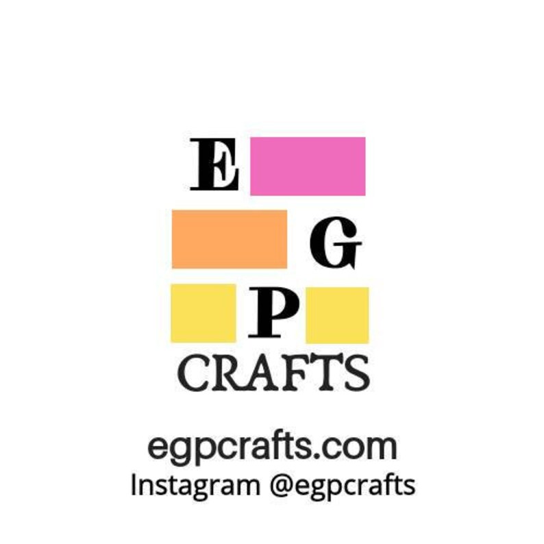 Puede incluir: Un logotipo para un negocio artesanal llamado "EGP Crafts". El logotipo est&aacute; formado por las letras "EGP" en negro, con cada letra apilada sobre un rect&aacute;ngulo de color. La "E" est&aacute; sobre un rect&aacute;ngulo rosa, la "G" sobre un rect&aacute;ngulo naranja y la "P" sobre dos rect&aacute;ngulos amarillos. Las palabras "CRAFTS" est&aacute;n debajo de las letras en negro.