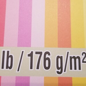 Puede incluir: Una muestra de tarjeta que muestra una variedad de colores. La tarjeta tiene el texto "65 lb / 176 g/m&sup2;" impreso en ella.