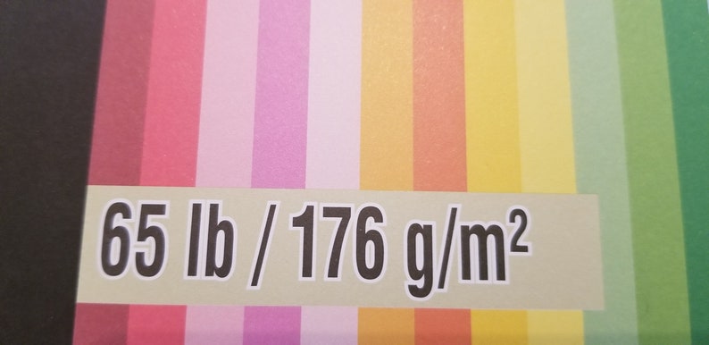 Puede incluir: Una muestra de tarjeta que muestra una variedad de colores. La tarjeta tiene el texto "65 lb / 176 g/m&sup2;" impreso en ella.