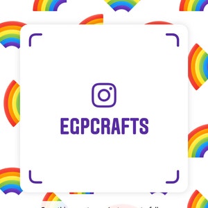 Puede incluir: Un cuadrado blanco con esquinas redondeadas contiene un logotipo de Instagram y el texto "EGPCRAFTS". El cuadrado est&aacute; rodeado de un patr&oacute;n de arcos iris sobre un fondo blanco. El texto debajo del cuadrado dice "Escanea esta etiqueta de nombre en Instagram para seguir a egpcrafts."