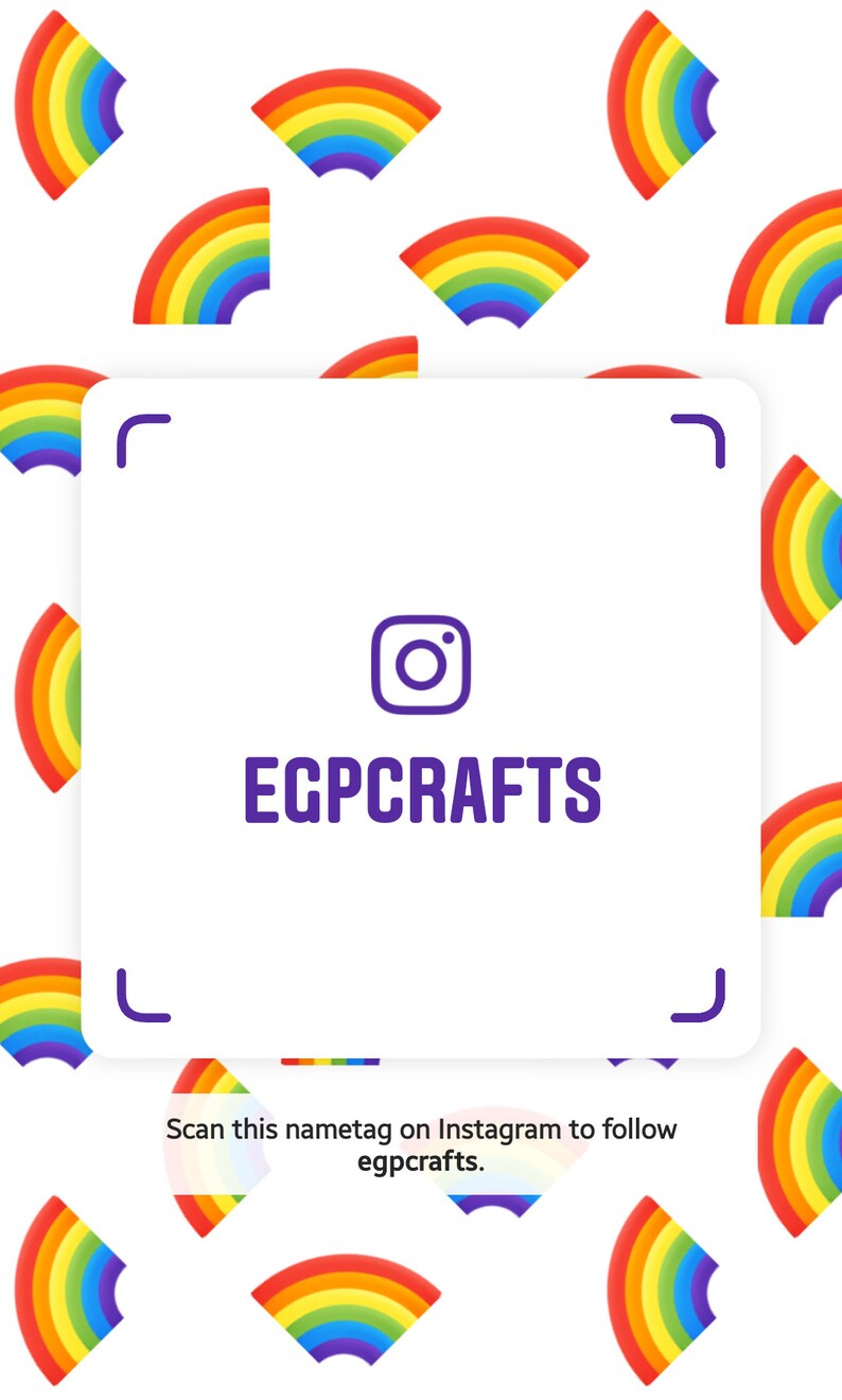 Puede incluir: Un cuadrado blanco con esquinas redondeadas contiene un logotipo de Instagram y el texto "EGPCRAFTS". El cuadrado est&aacute; rodeado de un patr&oacute;n de arcos iris sobre un fondo blanco. El texto debajo del cuadrado dice "Escanea esta etiqueta de nombre en Instagram para seguir a egpcrafts."