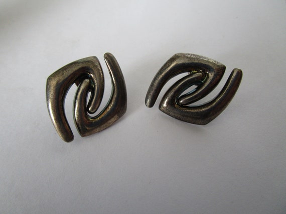 Retro Modern Silver Stylized Pierced Earrings - image 1
