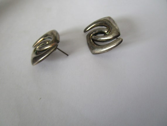Retro Modern Silver Stylized Pierced Earrings - image 2