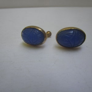 Nice Vintage Gold Tone & Carved Stone Scarab Screw Back Earrings