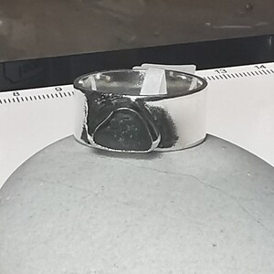 Sterling Silber Breitband Ring mit grünem Seeglas. Größe S (US 9)