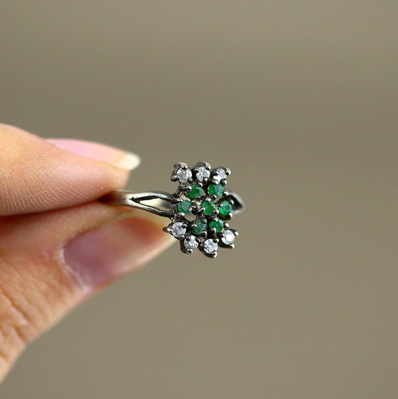 Designer Sparkling Swirling Flower Cluster Green CZ Ring in 925 Sterling Silver Designer Sparkling Swirling Flower Cluster Green CZ Ring in 925 Sterling Silver