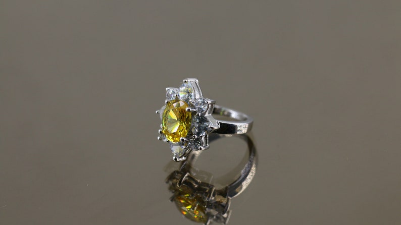 Vintage Sparkling Yellow White Crystals CZ Flower Daisy Floral Design Ring 925 Sterling Silver Size 5.75 RG 1850