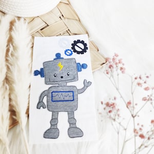 Könnte beinhalten: Ein grauer Roboter mit einer blauen Antenne und einem gelben Blitz auf der Brust. Der Roboter winkt mit dem rechten Arm. Im Hintergrund befinden sich drei blaue und schwarze Zahnräder.