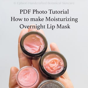 Könnte beinhalten: Drei kleine Gläser mit rosa Lippenbalsam, mit einem silbernen Glas im Hintergrund. Die Gläser sind mit "PDF Photo Tutorial How to make Moisturizing Overnight Lip Mask" beschriftet.