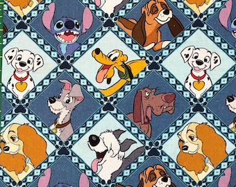 Może przedstawiać: Niebiesko-biała tkanina z powtarzającym się wzorem różnych postaci z Disneya, w tym Stitch, Lady, Tramp i Pluto. Postacie mają na sobie obroże i są otoczone odciskami łap.
