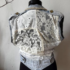 Chaleco de encaje vaquero reciclado hecho a mano / Chaleco boho romántico de patchwork con perlas / Top vintage estilo cottagecore para festivales