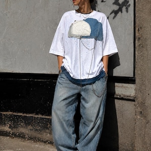 Upcycled denim patchwork T-shirt, unieke handgemaakte top, duurzaam streetwear T-shirt, shirt abstracte kunst, oversized wit T-shirt