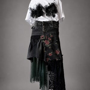 Jupe en jean asymétrique recyclée gothique fée grunge patchwork dentelle tulle jupe longue florale alternative mode fait main OOAK