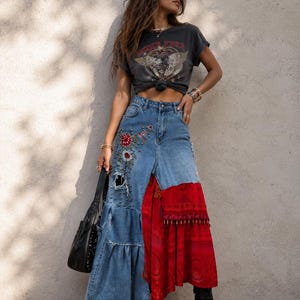 Maxi jupe bohème en denim à patchwork | Jupe de festival recyclée avec écharpe rouge | Style urbain fait main Etsy