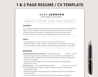 Könnte beinhalten: Ein schwarz-weißes Lebenslauf-Template mit dem Titel "1 & 2 PAGE RESUME / CV TEMPLATE" und dem Namen "ALEX JOHNSON" in größerer Schrift. Der Lebenslauf enthält Abschnitte für Zusammenfassung, Fähigkeiten und Erfahrung. Der Text im Bild ist "1 & 2 PAGE RESUME / CV TEMPLATE", "ALEX JOHNSON", "RESEARCH ASSISTANT", "name@gmail.com", "123.456.7890", "City, State", "linkedin.com/in/alex-johnson", "SUMMARY", "Absolvent der Chemie der XYZ University mit einer soliden Grundlage in analytischer und organischer Chemie. Ich bin bestrebt, zu einem Team beizutragen, das Fortschritte in der chemischen Forschung und Produktentwicklung vorantreibt. Ausgezeichnet für außergewöhnliche Laborfähigkeiten, einschließlich Kompetenz in Spektroskopie, Chromatographie und chemischer Synthese.", "SKILLS", "• Chromatographie (TLC, HPLC, GC-MS) Spektroskopie (NMR, IR, UV-VIS)", "• Massenspektrometrie Organische Synthese Datenanalyse Microsoft Office Suite Python", "• R, Sicherheitsrichtlinien, Problemlösung Technisches Schreiben Kommunikation, Soft Skills", "EXPERIENCE", "Wissenschaftlicher Mitarbeiter im Grundstudium - Lab Name, City, State", "Juni 2023 - Gegenwart", "• Durchführung von Experimenten zur organischen Synthese, Optimierung von Reaktionen für gewünschte Produkte", "• Analyse von Produkten mithilfe von NMR, IR und Massenspektrometrie, Erreichen einer Reinheit von über 95 % in mehreren Schlüsselverbindungen", "• Präsentation von Forschungsergebnissen auf einem jährlichen Universitätssymposium, wobei positives Feedback von Fakultätsmitgliedern eingeholt wird", "Chemie-Tutor - University of Wisconsin-Madison", "Januar 2022 - Juni 2023", "• Betreuung von Studenten im Grundstudium in organischer und allgemeiner Chemie, Verbesserung ihrer Durchschnittsnoten um 20 %", "• Entwicklung von Lehrmaterialien und Übungsaufgaben, um das Verständnis komplexer Konzepte zu verbessern", "• Eine weitere Leistung hier, geschrieben in der Vergangenheitsform, beginnend mit einem starken Verb"