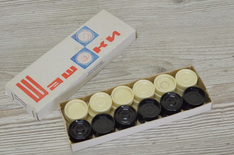 beautiful old-fashioned checkers in Russia Vintage checkers elegant plastic checkers of the USSR,russian antiques
