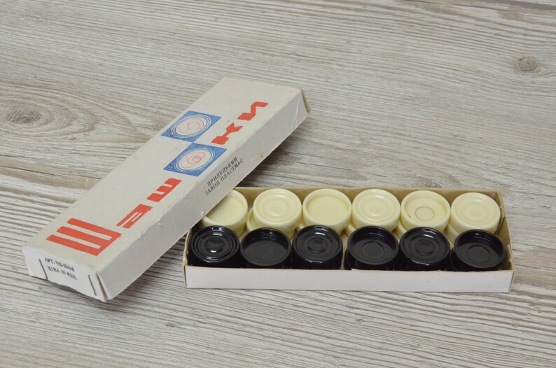 beautiful old-fashioned checkers in Russia Vintage checkers elegant plastic checkers of the USSR,russian antiques