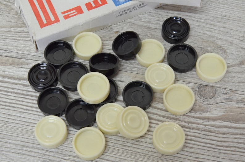 beautiful old-fashioned checkers in Russia Vintage checkers elegant plastic checkers of the USSR,russian antiques