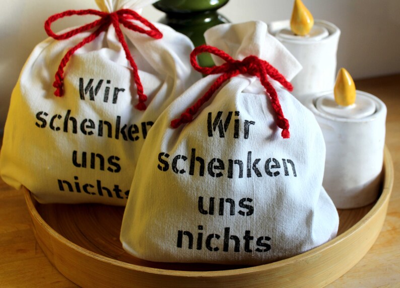 Geschenkesäckchen mit Spruch: Wir schenken uns nichts Geschenkverpackung zum Geburtstag, Baumwollstoff mit Aufdruck, nachhaltig Bild 4