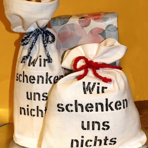 Geschenkesäckchen mit Spruch: Wir schenken uns nichts Geschenkverpackung zum Geburtstag, Baumwollstoff mit Aufdruck, nachhaltig Bild 1