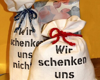 Geschenkesäckchen mit Spruch: "Wir schenken uns nichts" Geschenkverpackung zum Geburtstag, Baumwollstoff mit Aufdruck, nachhaltig