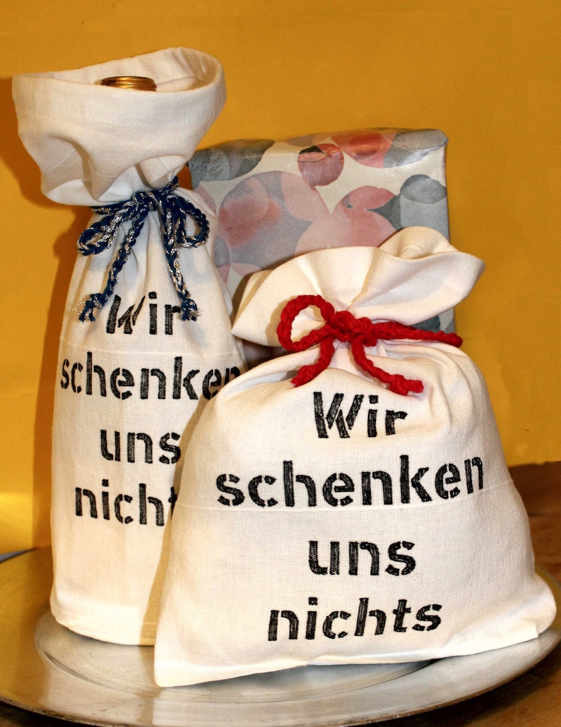 Geschenkesäckchen mit Spruch: Wir schenken uns nichts Geschenkverpackung zum Geburtstag, Baumwollstoff mit Aufdruck, nachhaltig Bild 1