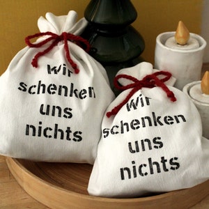 Geschenkesäckchen mit Spruch: Wir schenken uns nichts Geschenkverpackung zum Geburtstag, Baumwollstoff mit Aufdruck, nachhaltig Größe M 22cm x 28cm