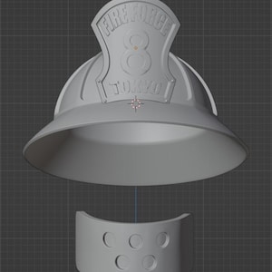Op de afbeelding: Een grijze brandweerhelm met de tekst "FIRE FORCE" boven het nummer "8" en het woord "TOKYO". De helm heeft een gebogen rand en een aparte nekbeschermer met vijf ronde uitsparingen.