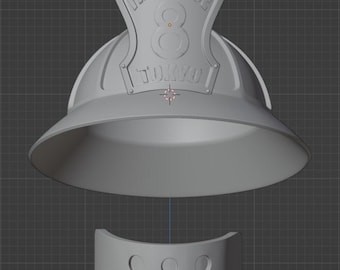Puede incluir: Casco de bombero gris con el texto "FIRE FORCE" encima del número "8" y la palabra "TOKYO". El casco tiene un ala curva y un protector de cuello separado con cinco recortes circulares.