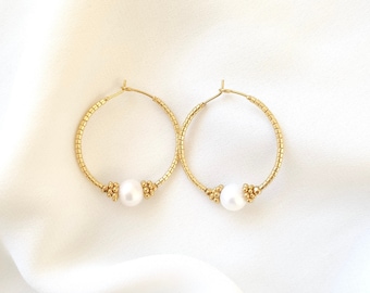 NAÏADE hoop earrings // Hoop earrings in gold-plated Miyuki pearls and freshwater pearls