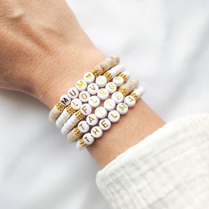 Pulsera MANTRA VERANO // Cuentas surferas Heishi sobre hilo elástico para personalizar // Cuentas alfabeto blancas, letras doradas