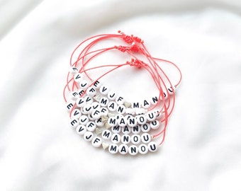 Bracciale di perle MANTRA da personalizzare // Perle bianche, lettere nere