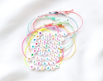 Bracciale MANTRA in perle da personalizzare // Perle bianche, lettere multicolori