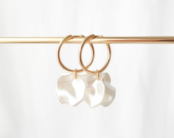POPPY hoop earrings - Pearly white // Stainless steel hoop earrings with flower petal effect sequins